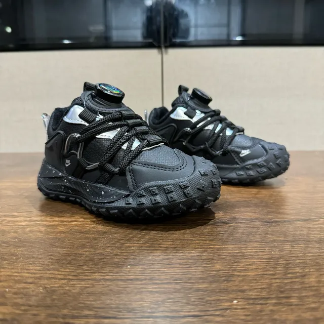 Nike Black Silver Sole Layered Synthetic Overlays Chunky Sneakers 7