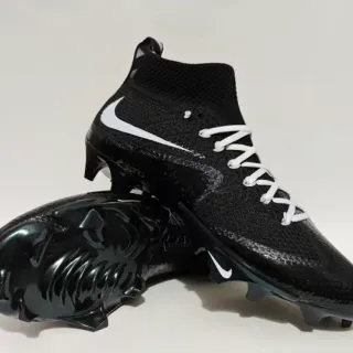 Nike Chaussures de course noires et blanches à empiècements hauts avec upper en maille