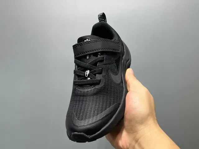 Nike Black White Low-Top Mesh Upper Lifestyle Sneakers 23