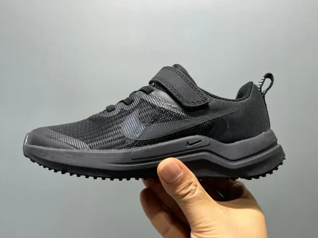 Nike Black White Low-Top Mesh Upper Lifestyle Sneakers 24