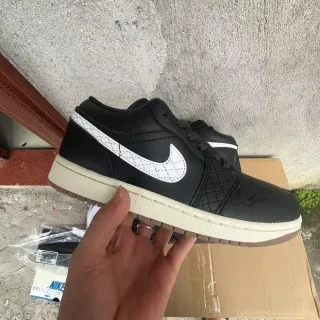 Nike Black White Quilted Toe Overlay Stitched Diamond-Pattern Swoosh Lifestyle Sneakers