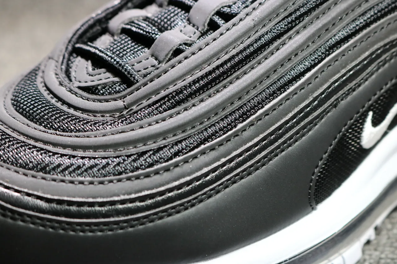 Nike Black White Wavy Layered Upper Visible Air Cushioning Lifestyle Sneakers 21