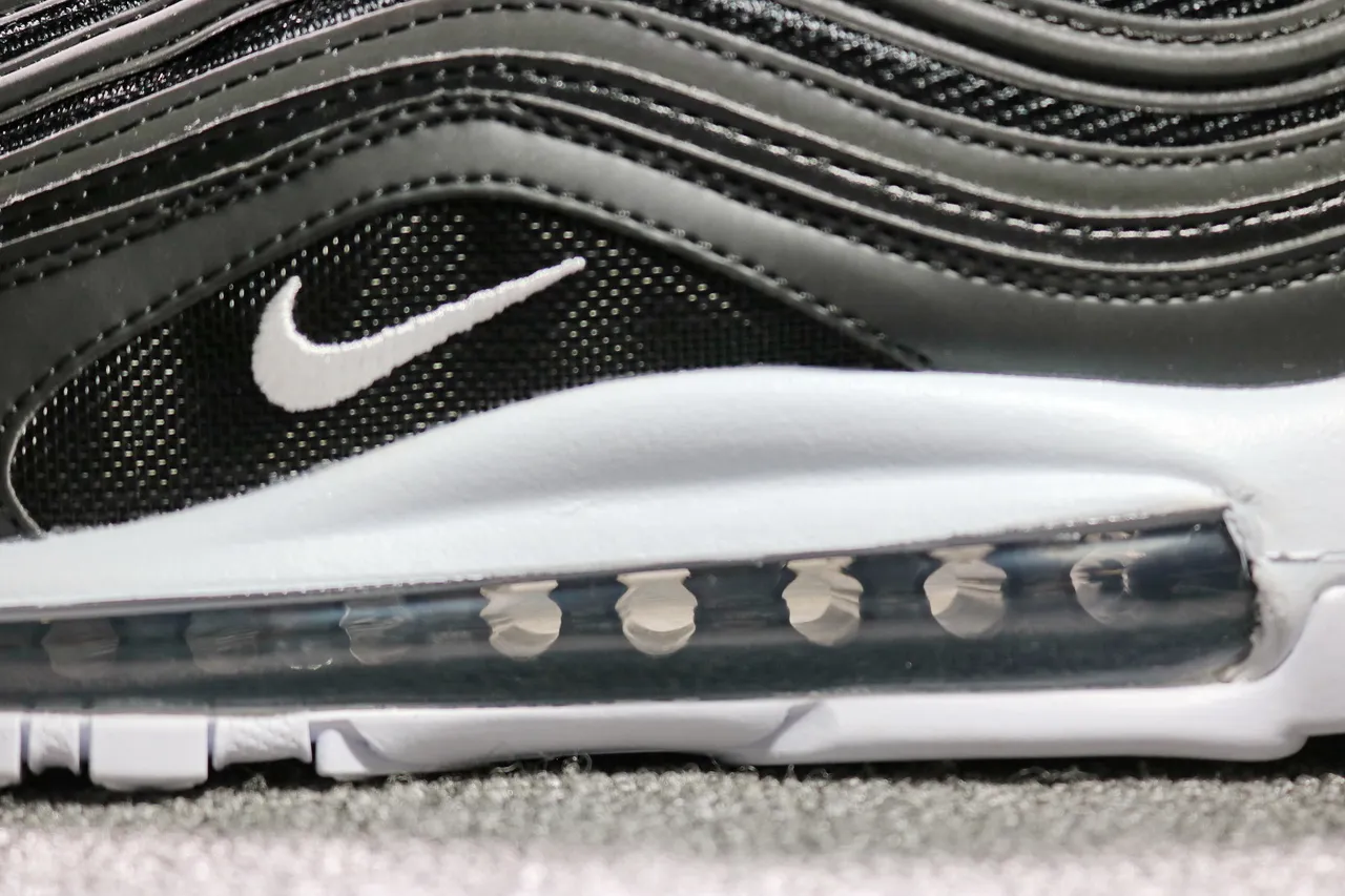 Nike Black White Wavy Layered Upper Visible Air Cushioning Lifestyle Sneakers 22