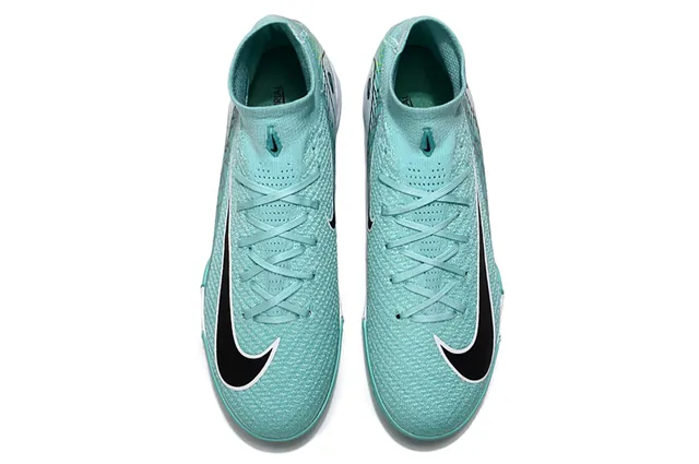 Nike Zapatillas de fútbol con upper Flyknit de color azul y blanco, cuello sock-fit para turf 2
