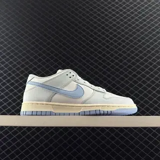 Nike Dunk Low लाइट ग्रे और पेल ब्लू लाइफस्टाइल स्नीकर
