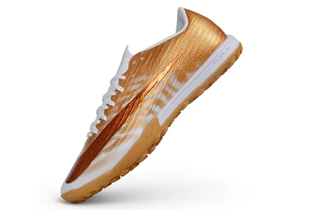 Nike Chaussures de soccer indoor avec upper texturisé en tissu synthétique tissé en gradient métallique blanc doré 3