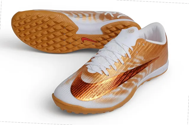 Nike Chaussures de soccer indoor avec upper texturisé en tissu synthétique tissé en gradient métallique blanc doré 4