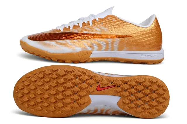 Nike Chaussures de soccer indoor avec upper texturisé en tissu synthétique tissé en gradient métallique blanc doré 6