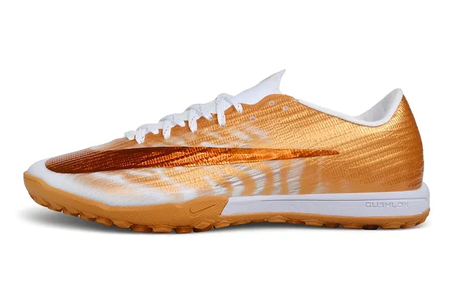 Nike Chaussures de soccer indoor avec upper texturisé en tissu synthétique tissé en gradient métallique blanc doré 7