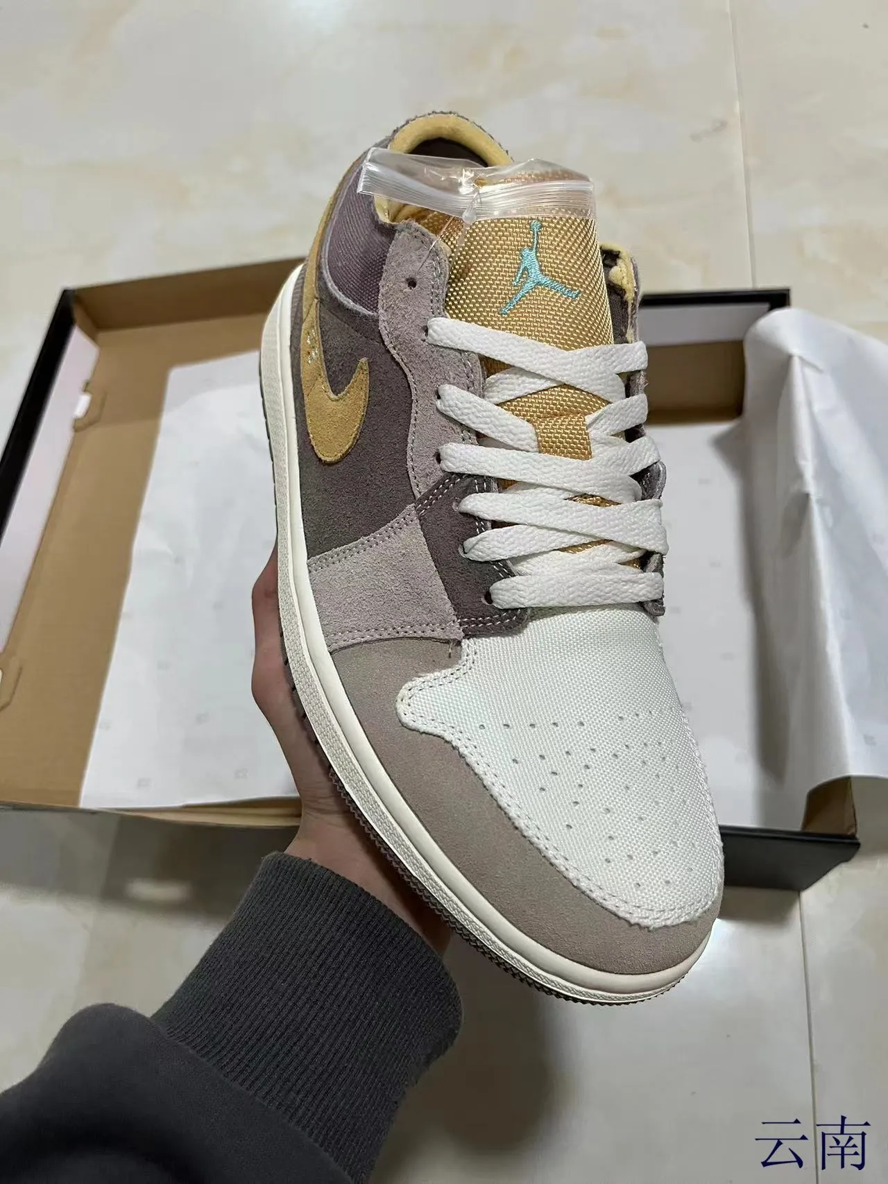 Nike Gray Beige Low-Top Patchwork Upper Lifestyle Sneakers 2