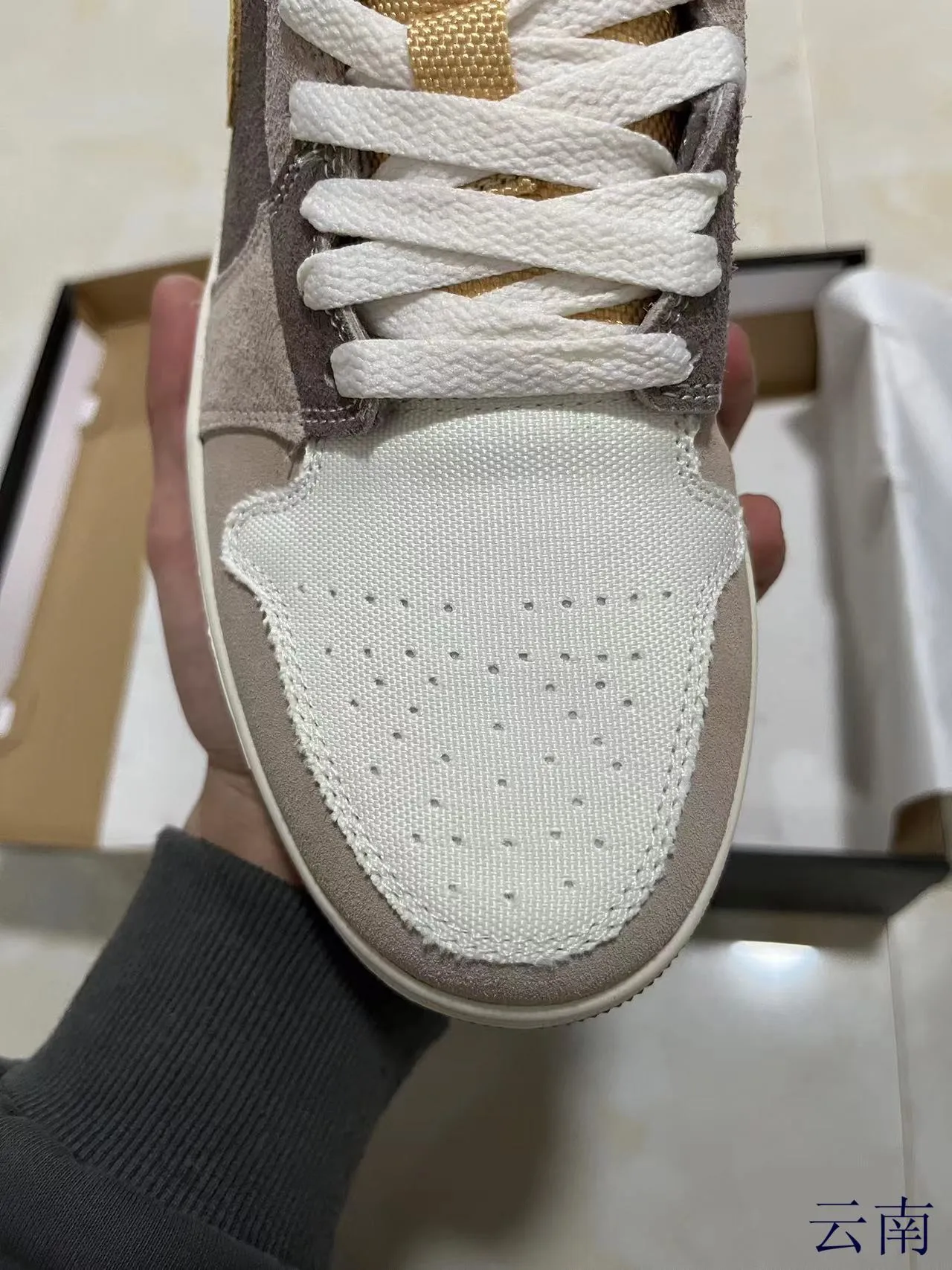 Nike Gray Beige Low-Top Patchwork Upper Lifestyle Sneakers 3