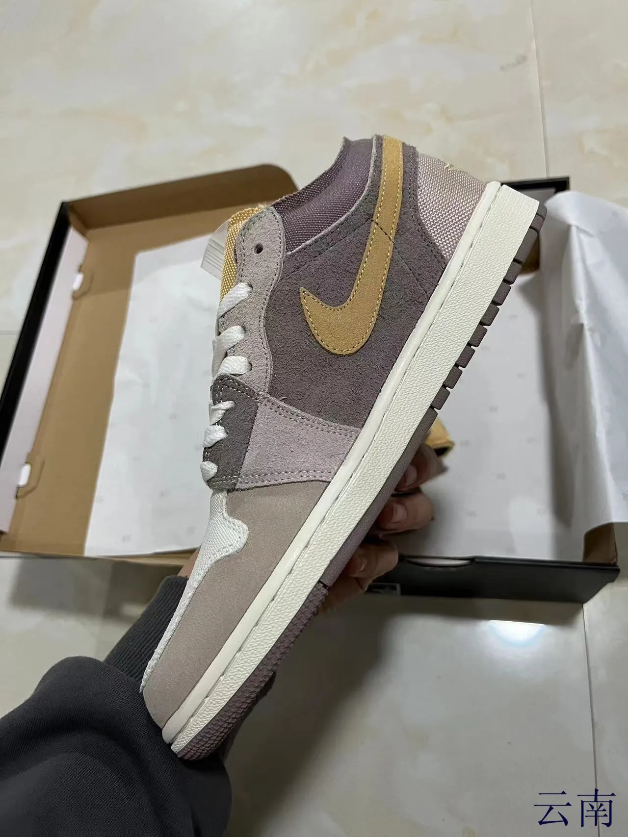 Nike Gray Beige Low-Top Patchwork Upper Lifestyle Sneakers 4