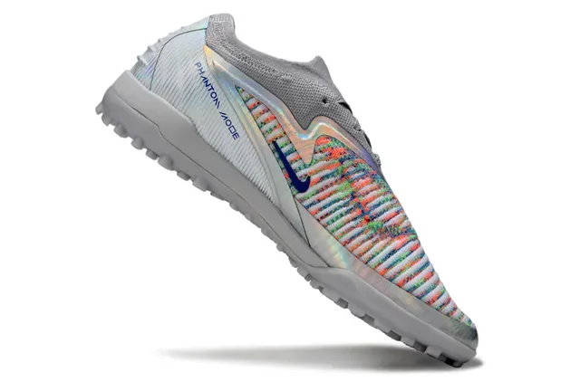 Nike Chaussures de football turf gris multicolor avec upper en maille et overlay holographique 2