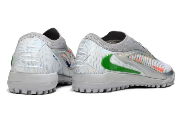 Nike Chaussures de football turf gris multicolor avec upper en maille et overlay holographique 5