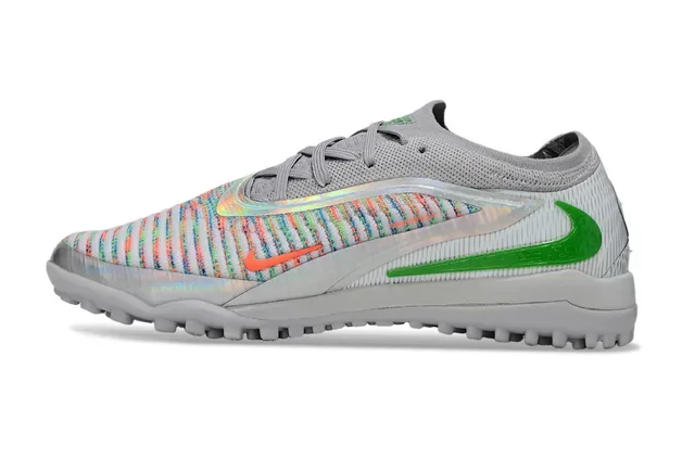 Nike Chaussures de football turf gris multicolor avec upper en maille et overlay holographique 7