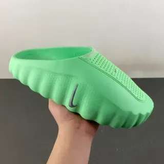 Nike हरा चांदी मोल्डेड एकरंगी परफोरेटेड अपर स्लिपर्स
