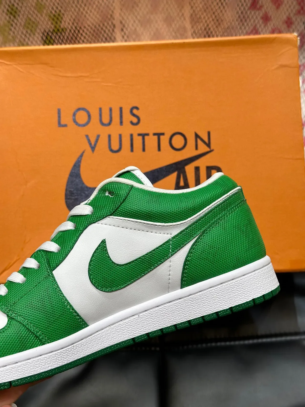 Nike Green White Low-Top Perforated Toe Lifestyle Sneakers 6
