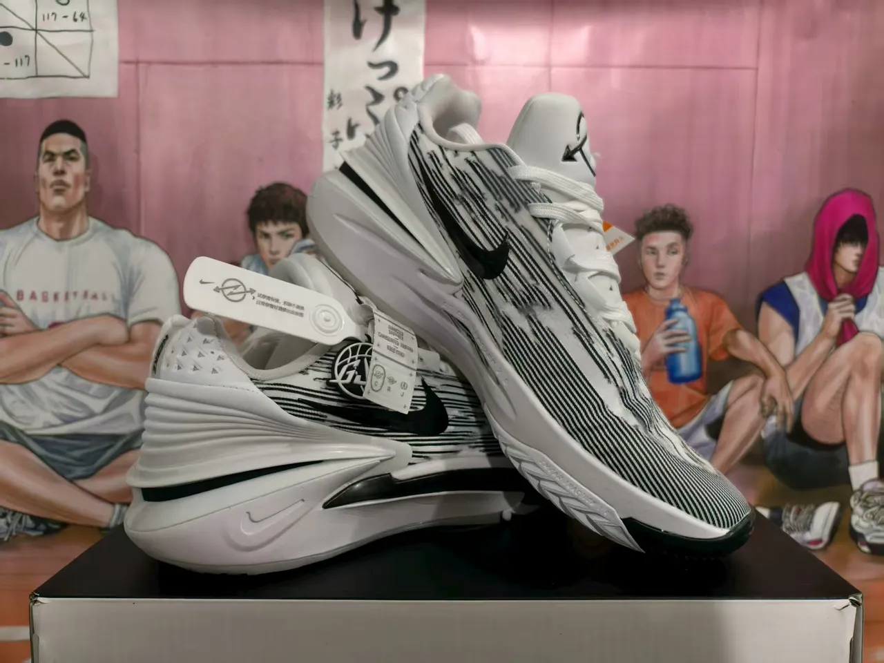 Nike GT Cut Chaussures de Basketball Blanches Noires Rayées 5