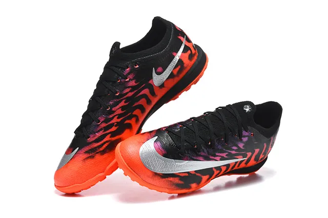 Nike কমলা কালো আগুনের প্রিন্ট উপরের অংশ ধাতুকী রূপালী Swoosh টার্ফ ফুটবল জুতা 2