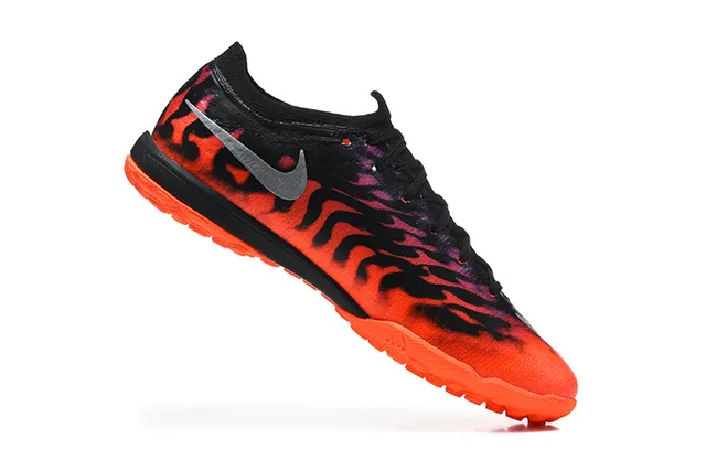 Nike কমলা কালো আগুনের প্রিন্ট উপরের অংশ ধাতুকী রূপালী Swoosh টার্ফ ফুটবল জুতা 3