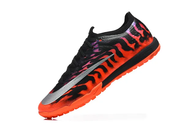 Nike কমলা কালো আগুনের প্রিন্ট উপরের অংশ ধাতুকী রূপালী Swoosh টার্ফ ফুটবল জুতা 4