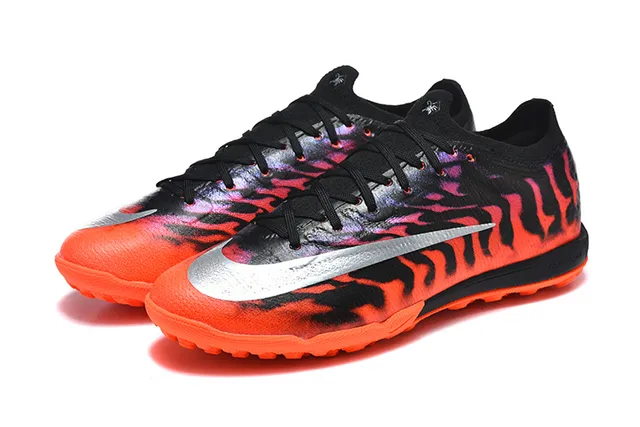 Nike কমলা কালো আগুনের প্রিন্ট উপরের অংশ ধাতুকী রূপালী Swoosh টার্ফ ফুটবল জুতা 8