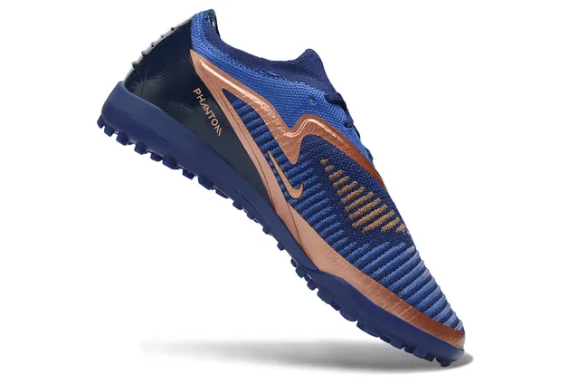Nike Phantom GT Chaussures de football Turf avec upper en tricot bleu doré, overlays métalliques en cuivre 2