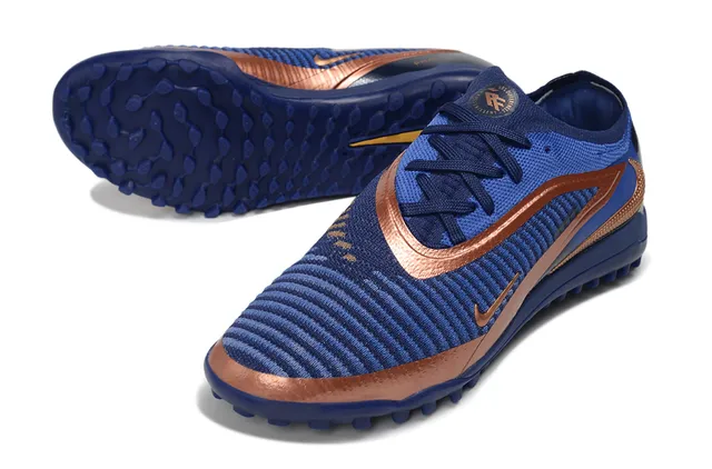 Nike Phantom GT Chaussures de football Turf avec upper en tricot bleu doré, overlays métalliques en cuivre 4