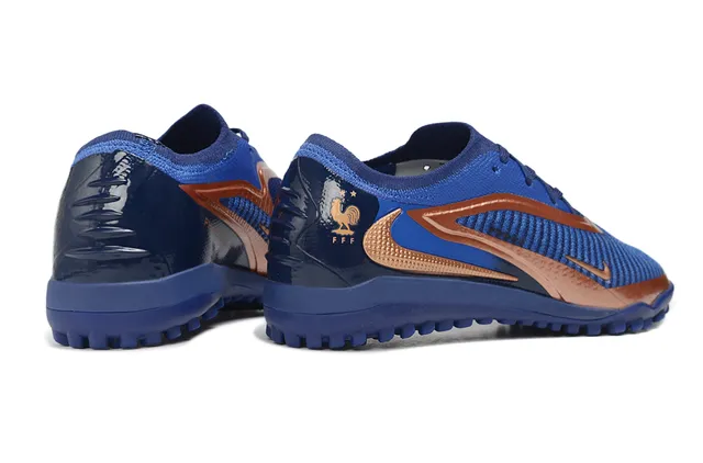 Nike Phantom GT Chaussures de football Turf avec upper en tricot bleu doré, overlays métalliques en cuivre 5