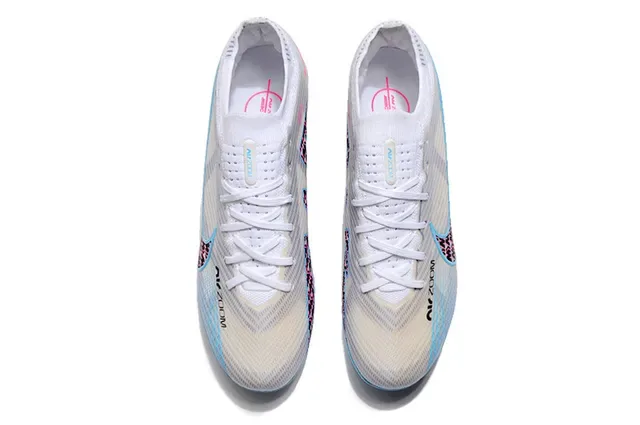 Nike Phantom GT أحذية كرة القدم بيضاء وزرقاء Knit Upper Patterned Swoosh Overlay Firm-Ground 2