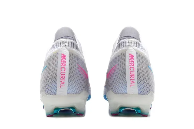 Nike Phantom GT أحذية كرة القدم بيضاء وزرقاء Knit Upper Patterned Swoosh Overlay Firm-Ground 4
