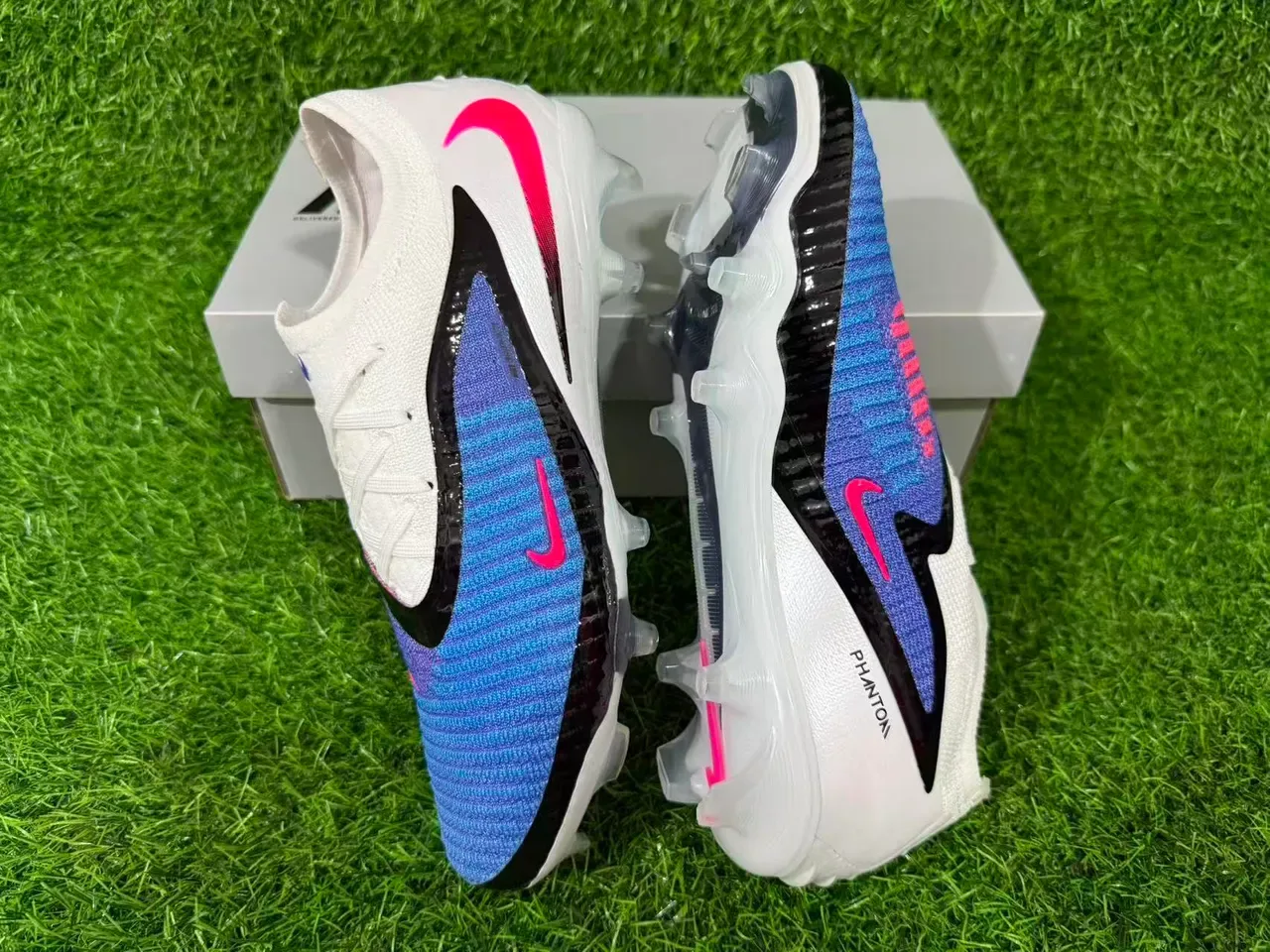 Nike Phantom GT sapatos de fútbol blanco y azul con upper de knit de corte bajo para terreno firme 2