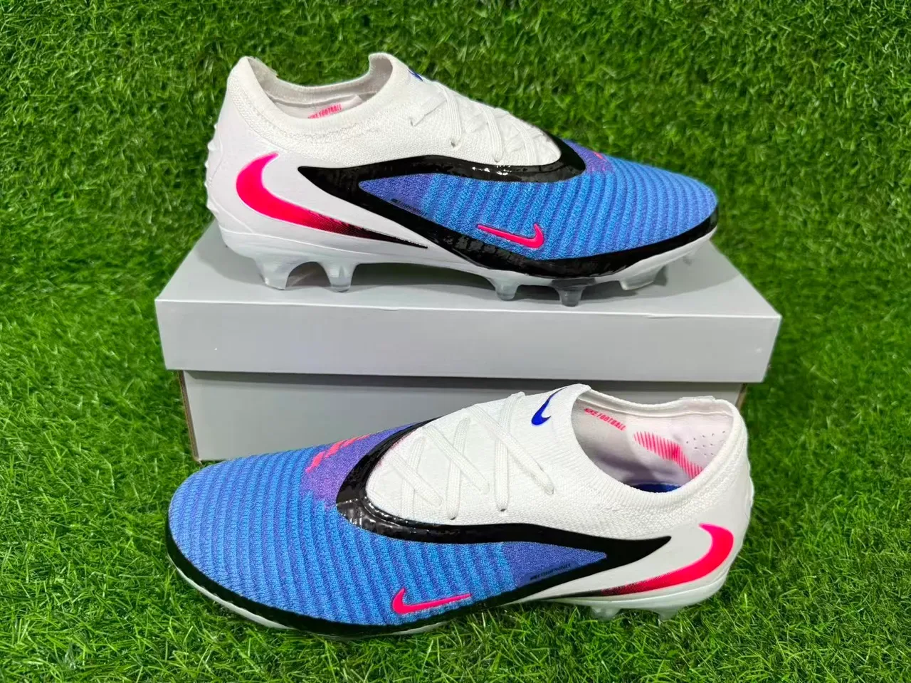 Nike Phantom GT sapatos de fútbol blanco y azul con upper de knit de corte bajo para terreno firme 3