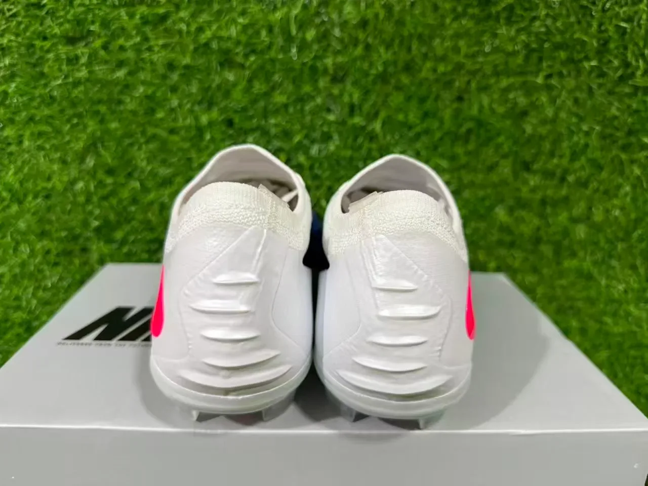 Nike Phantom GT sapatos de fútbol blanco y azul con upper de knit de corte bajo para terreno firme 4
