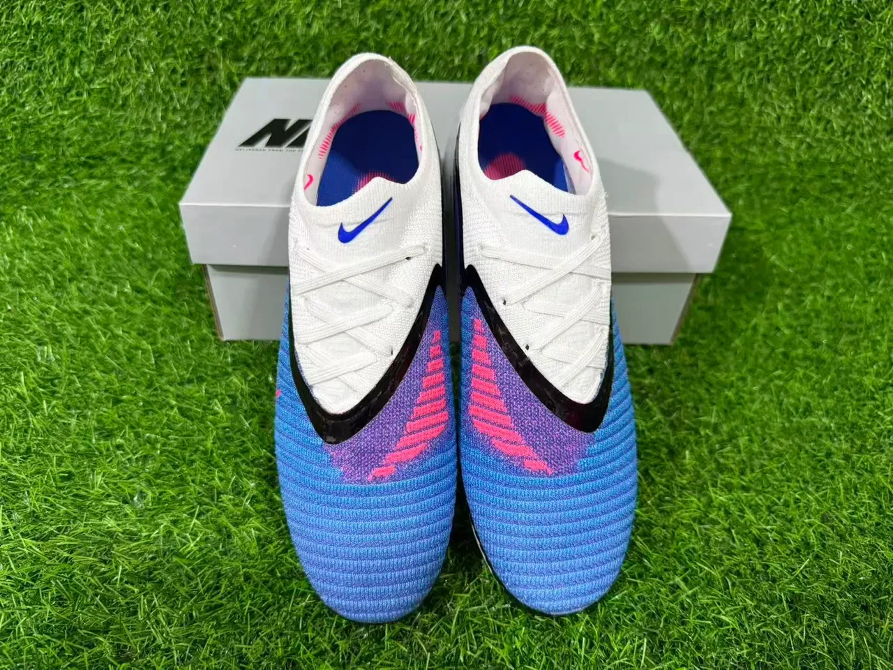 Nike Phantom GT sapatos de fútbol blanco y azul con upper de knit de corte bajo para terreno firme 5