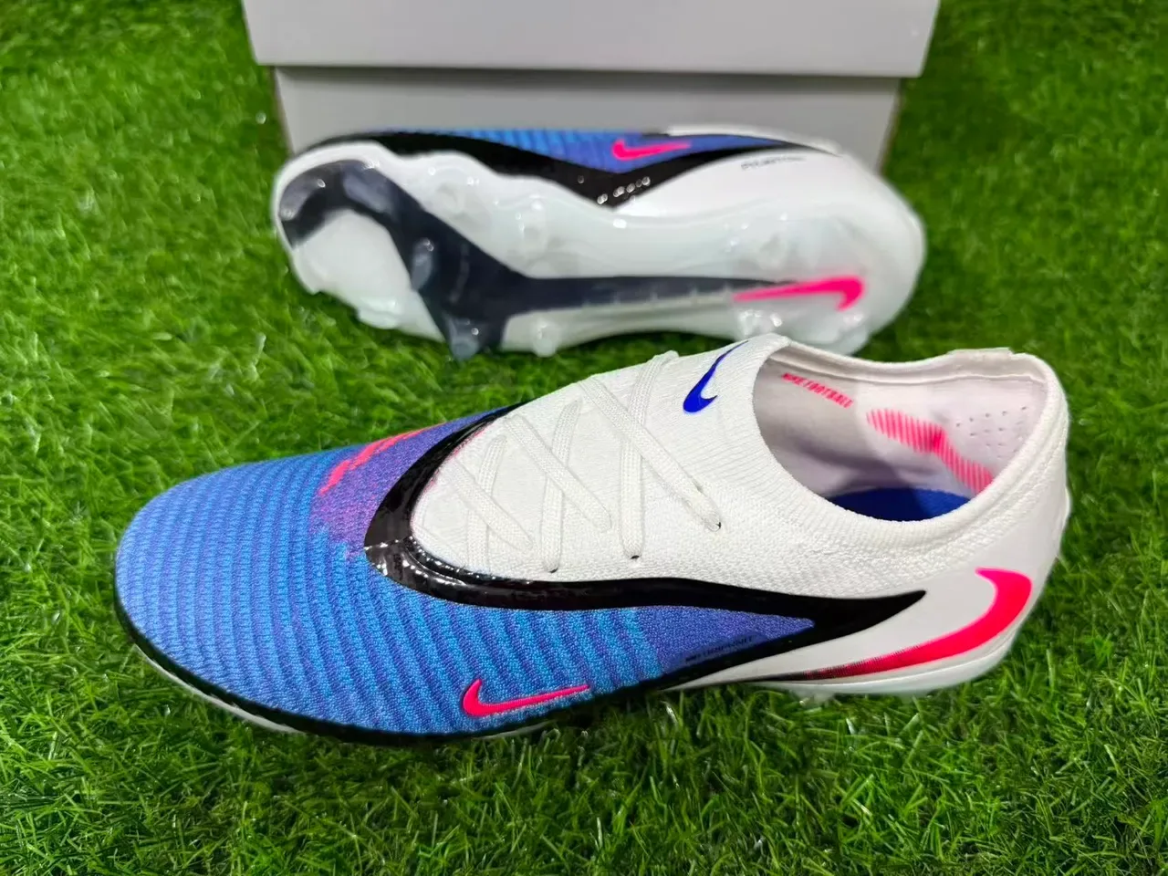 Nike Phantom GT sapatos de fútbol blanco y azul con upper de knit de corte bajo para terreno firme 6