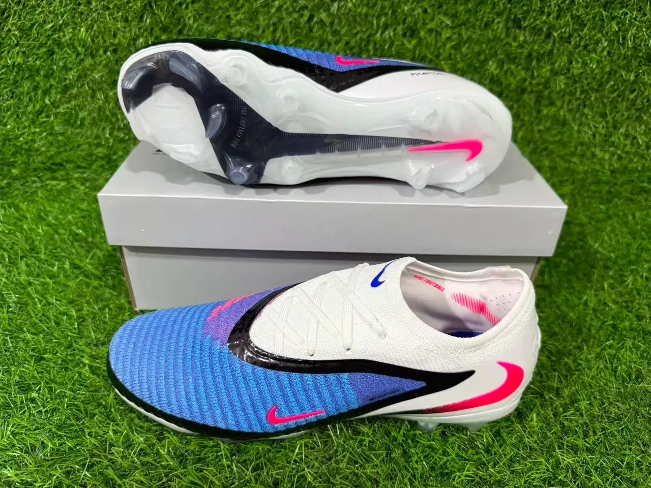 Nike Phantom GT sapatos de fútbol blanco y azul con upper de knit de corte bajo para terreno firme 7