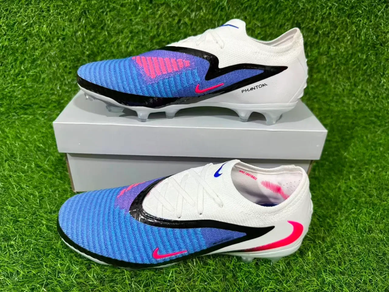 Nike Phantom GT sapatos de fútbol blanco y azul con upper de knit de corte bajo para terreno firme 8