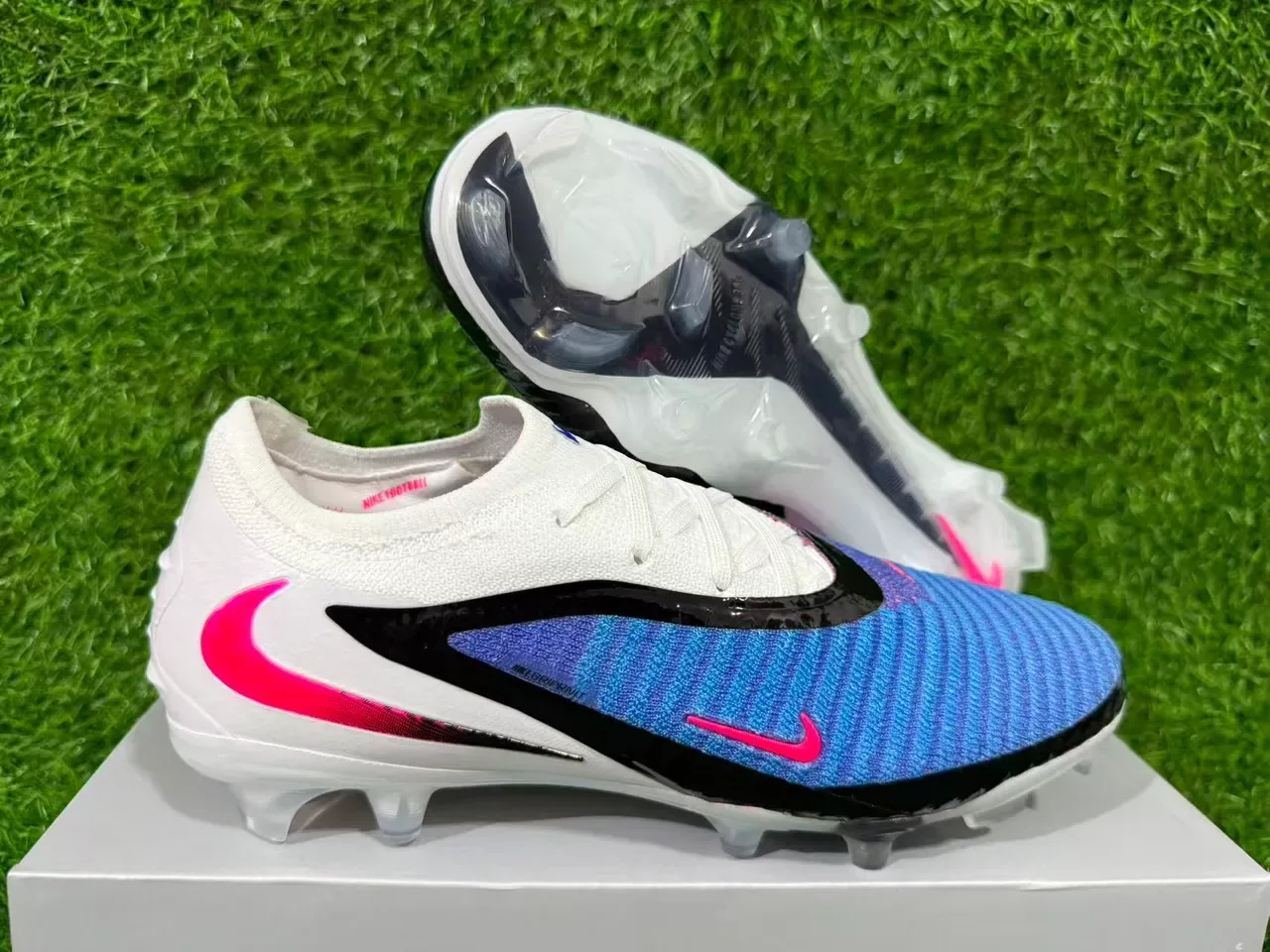 Nike Phantom GT sapatos de fútbol blanco y azul con upper de knit de corte bajo para terreno firme 9