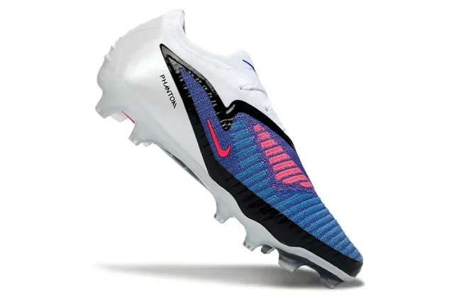Nike Phantom GT sapatos de fútbol blanco y azul con upper de knit de corte bajo para terreno firme 10