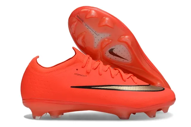 Nike Chaussures de football à empeigne en maille noir et rose, semelle iridescente holographique, pour terrain ferme 4