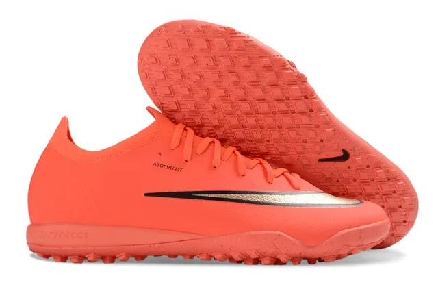 Nike Chaussures de football à empeigne en maille noir et rose, semelle iridescente holographique, pour terrain ferme 5