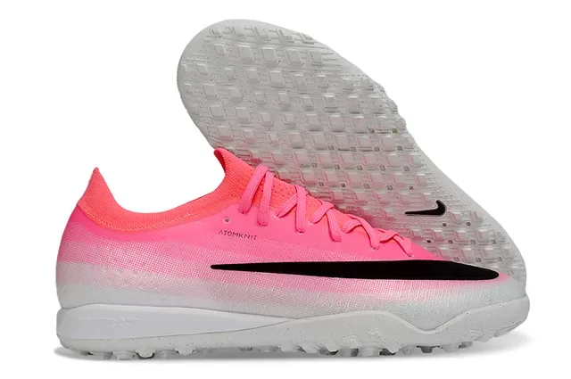 Nike Chaussures de football à empeigne en maille noir et rose, semelle iridescente holographique, pour terrain ferme 6
