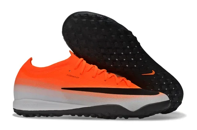 Nike Chaussures de football à empeigne en maille noir et rose, semelle iridescente holographique, pour terrain ferme 8