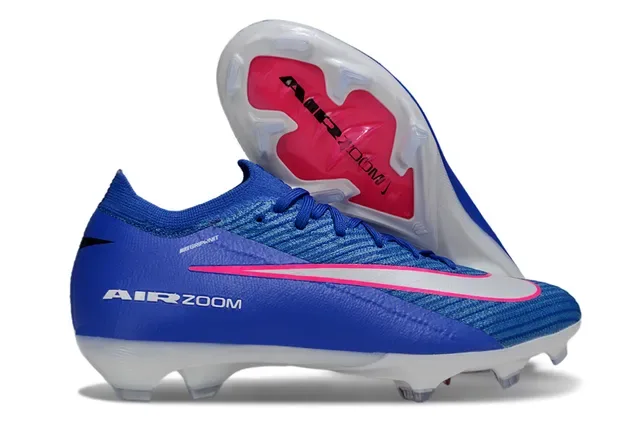 Nike Chaussures de football à empeigne en maille noir et rose, semelle iridescente holographique, pour terrain ferme 10