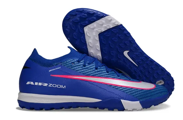 Nike Chaussures de football à empeigne en maille noir et rose, semelle iridescente holographique, pour terrain ferme 12
