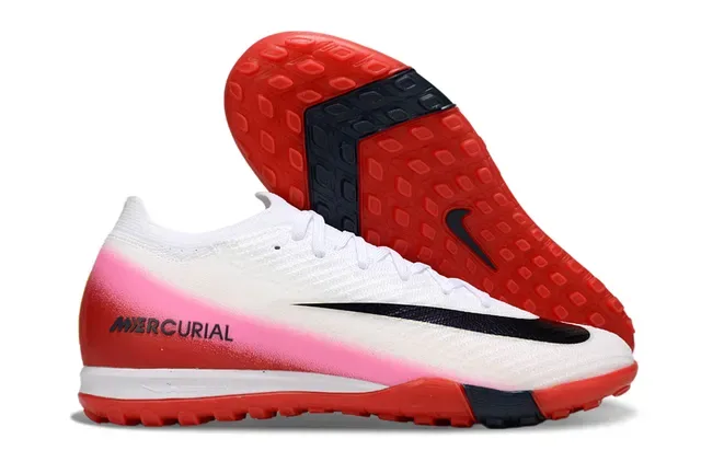 Nike Chaussures de football à empeigne en maille noir et rose, semelle iridescente holographique, pour terrain ferme 16
