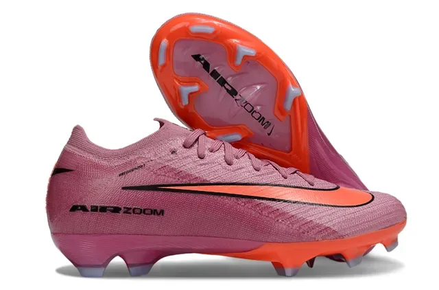 Nike Chaussures de football à empeigne en maille noir et rose, semelle iridescente holographique, pour terrain ferme 18