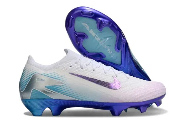 Nike Chaussures de football à empeigne en maille noir et rose, semelle iridescente holographique, pour terrain ferme 22