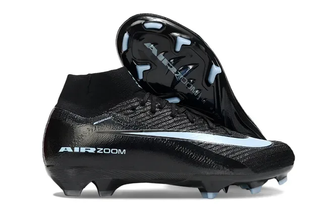 Nike Chaussures de football à empeigne en maille noir et rose, semelle iridescente holographique, pour terrain ferme 23